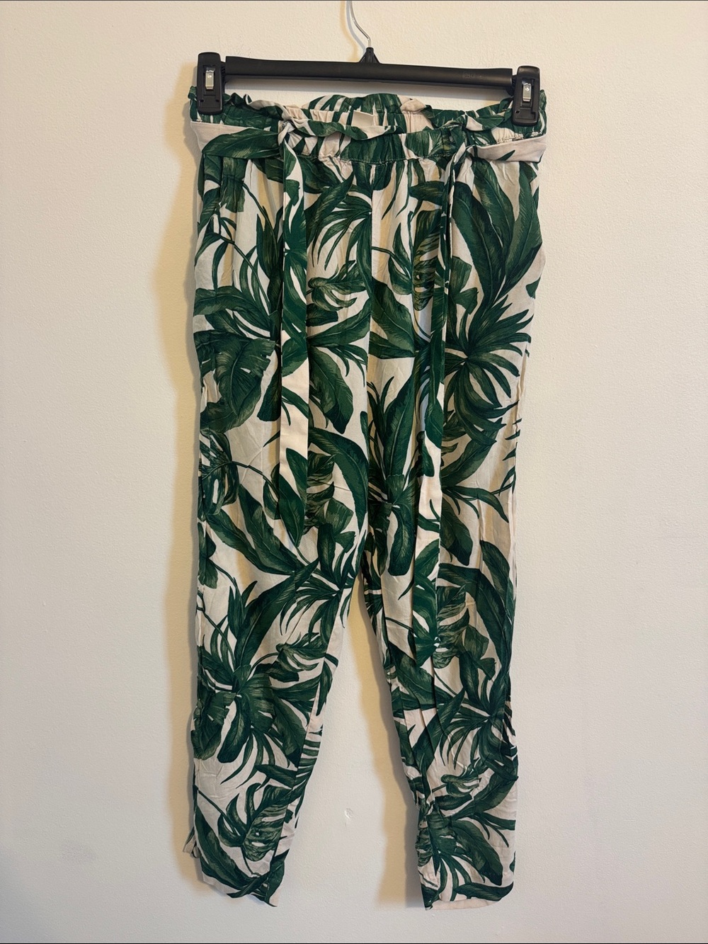 H&M Cream & Green Tropical Print Cropped Pants